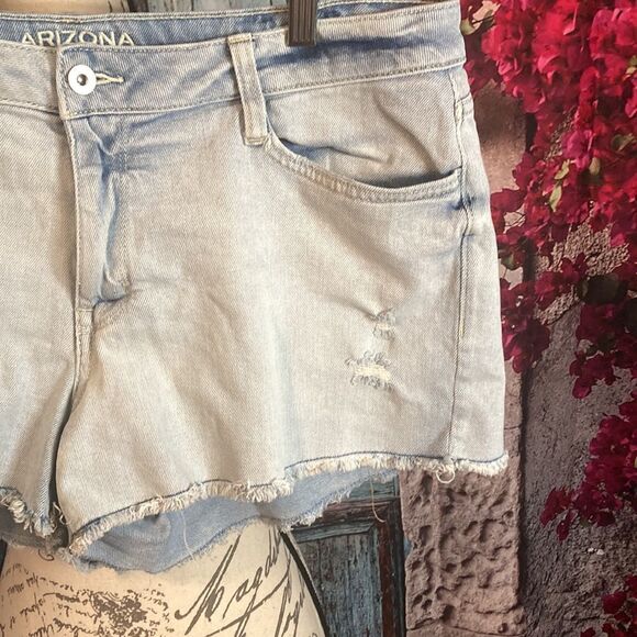 Arizona Jean Company distressed raw edge shortie shorts, size 15, good condition - Picture 3 of 10